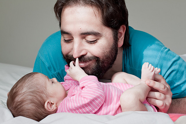 抚摩宝宝 抚摩宝宝